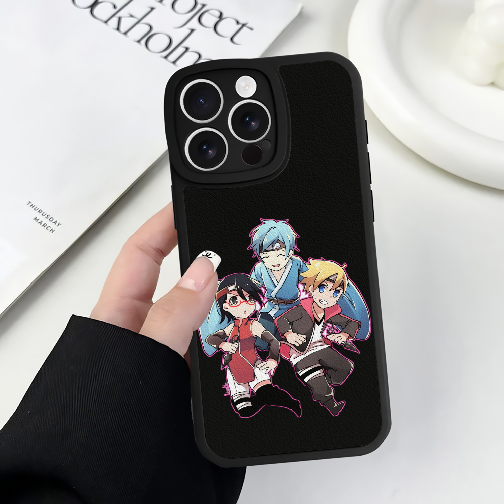 （画像用） NARUTO -ナルト- うちは サラダ Uchiha Sarada 【iPhone 16シリーズ対応】シリコンスマホケース（レザー調） 材質：シリコン